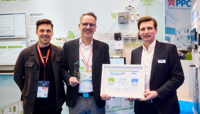 PPC connect Partner Übergabe einer Urkunde und Pokal an gridX als PPC connect Partner auf der E-World