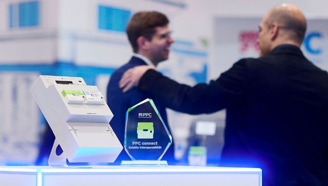 PPC connect Pokal von PPC connect neben einen Testkit auf der E-World 2025