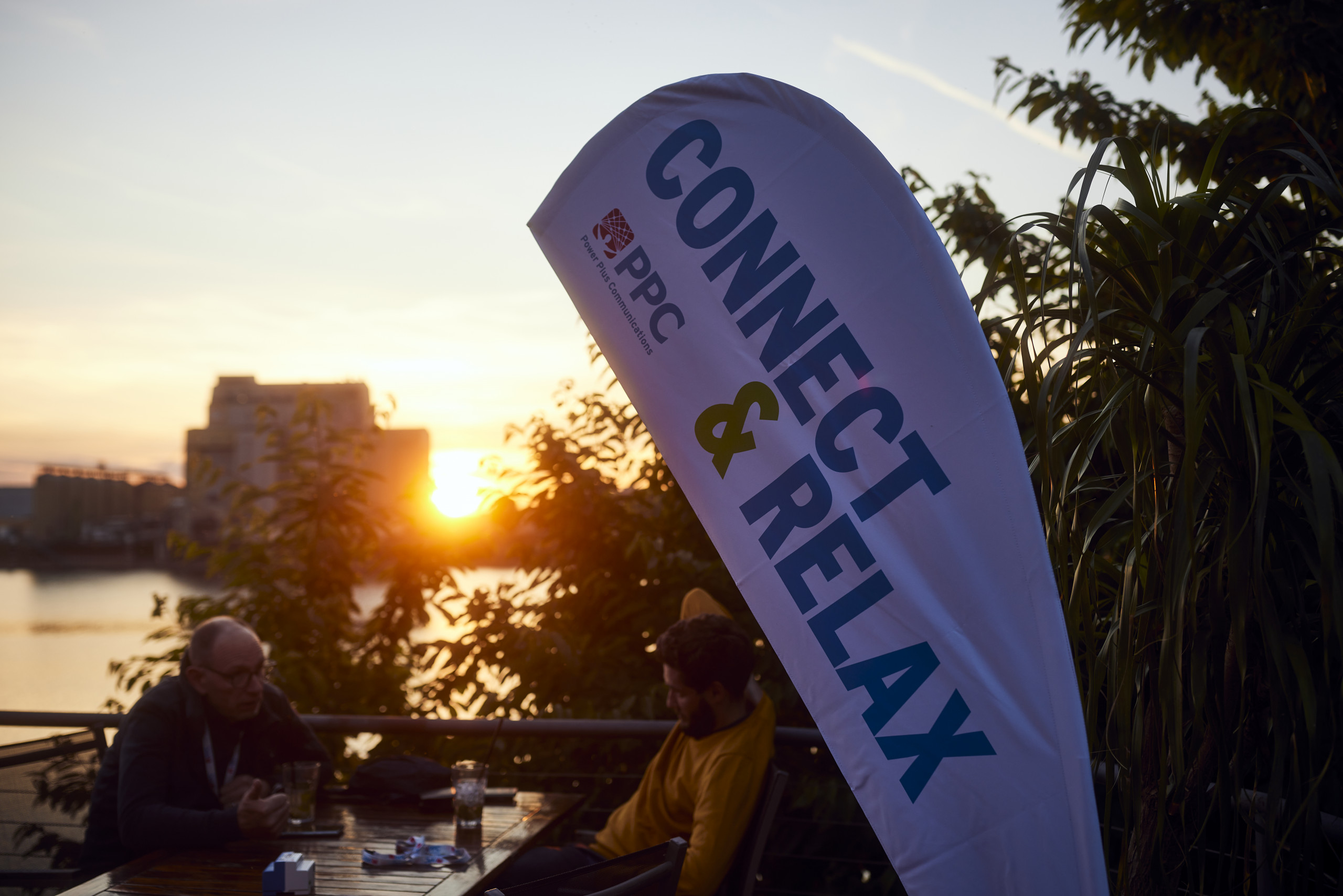 Beachflag PPC Connect & Relax im Sonnenuntergang
