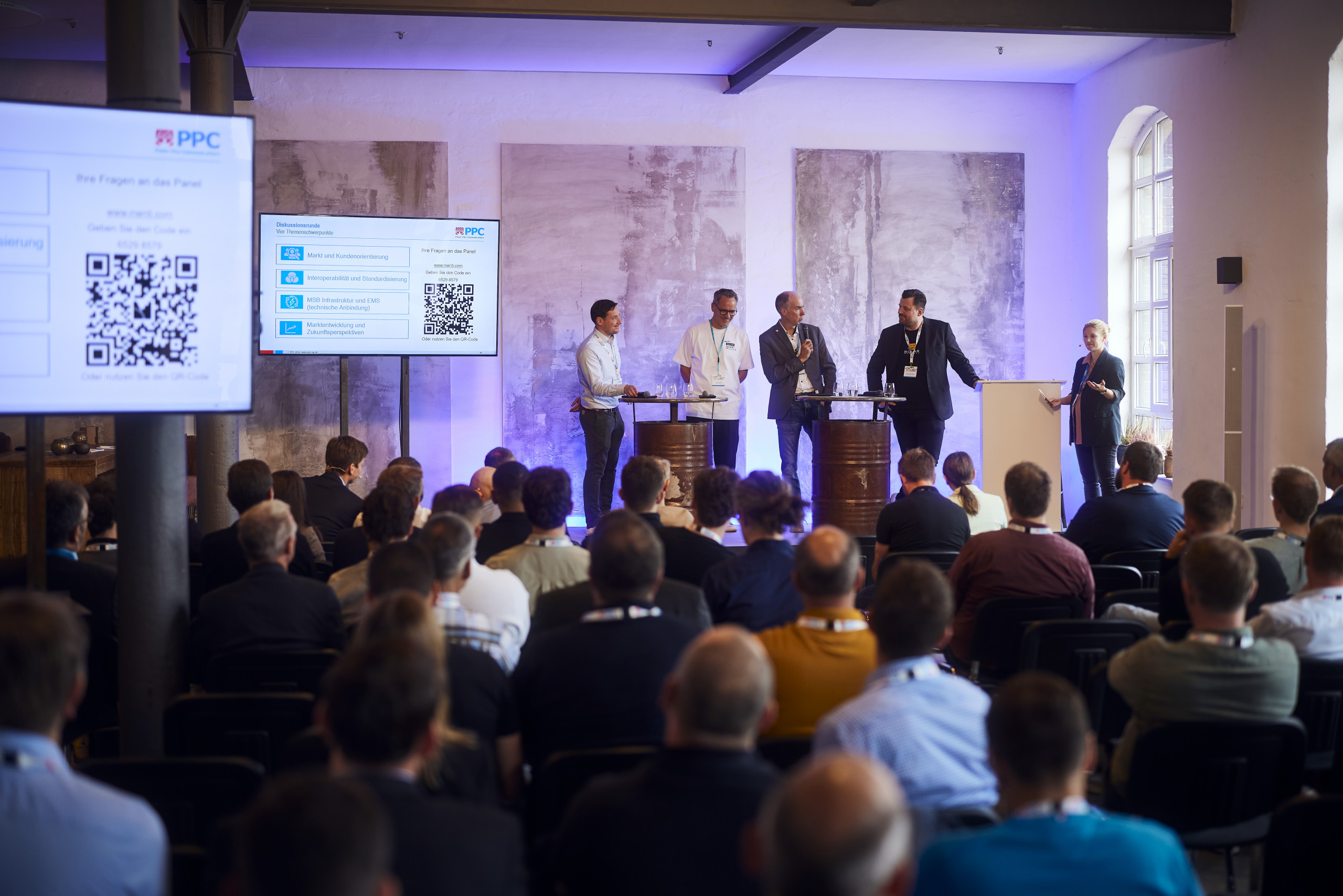 Paneldiskussion zwischen verschiedene EMS-Hersteller: Kiwigrid, gridX, SMA und Solar Manager, moderiert durch Carine Behringer von PPC