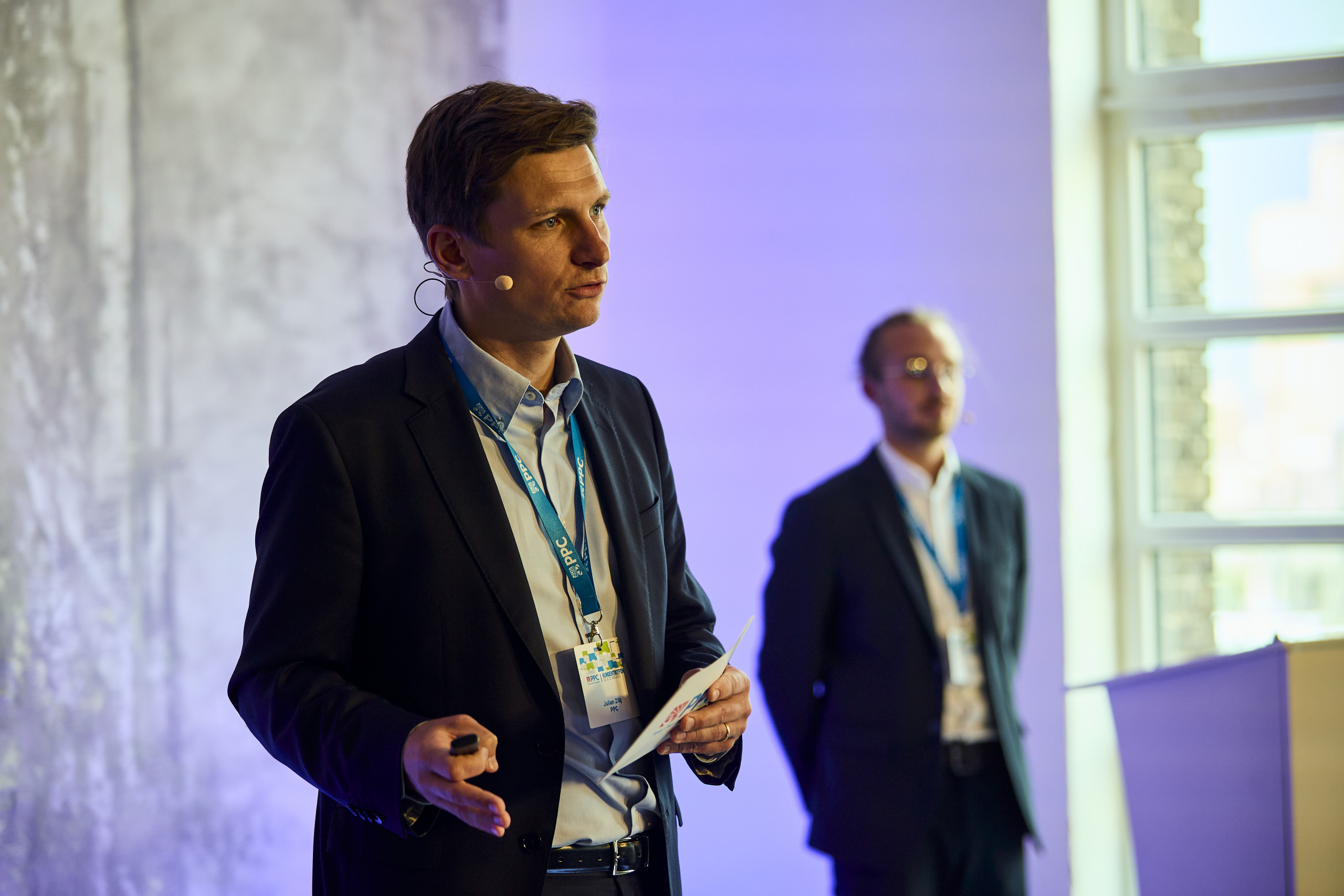 Julian Zilg und Moritz Öppling auf der Bühne des PPC Kundentreffens